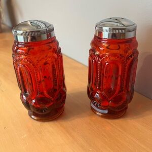 Vintage LE Smith Moon Stars Red Amberina Glass Salt & Pepper Shakers Metal Lids